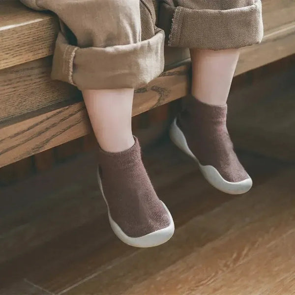 Alternate view 4 of Cozy Infant First Walkers