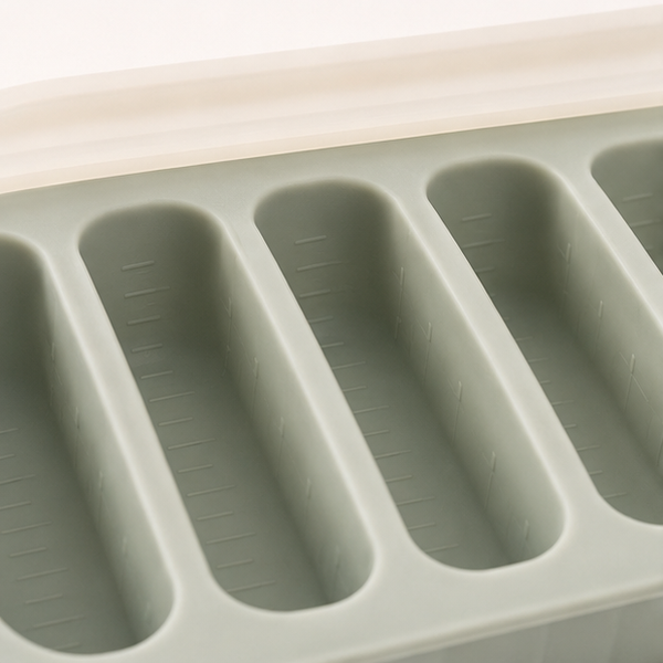 Silicone Breast Milk Freezing Tray with Lid — detail view